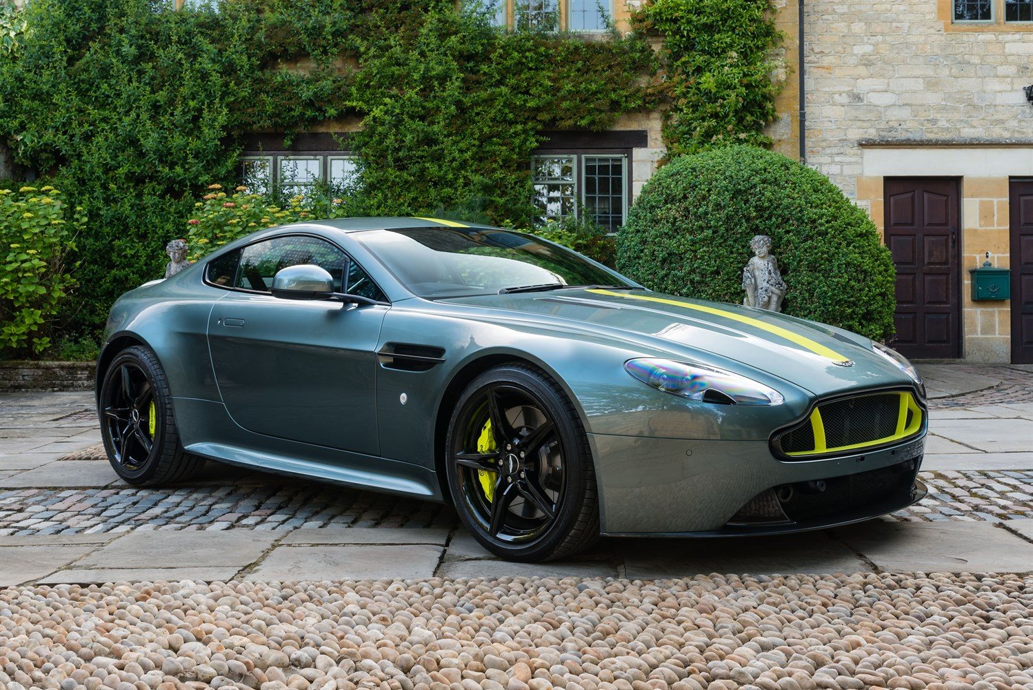 Aston Martin Vantage AMR